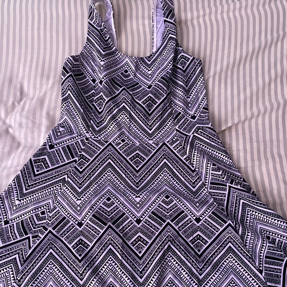 H&M DIVIDED DRESS - Picture 2 of 4